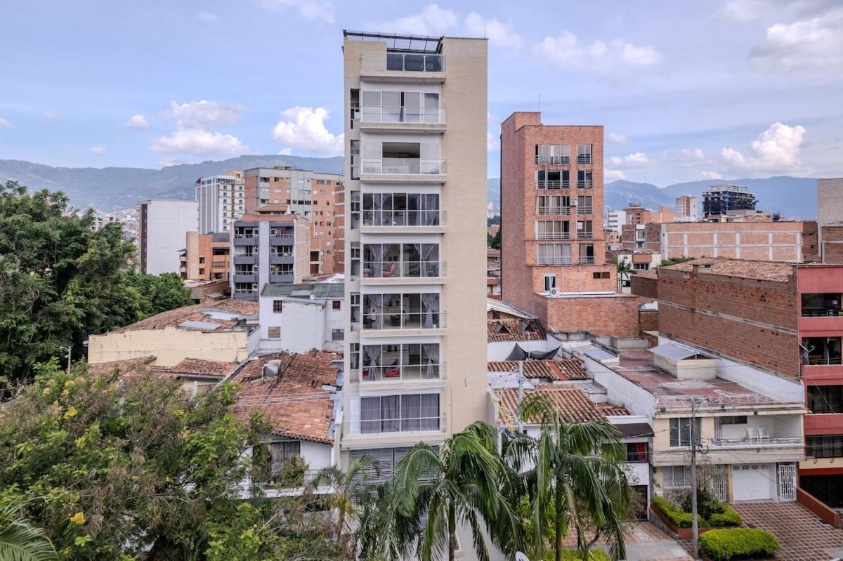 Apartamento En Laureles Con Piscina Y Parquedero 802 *